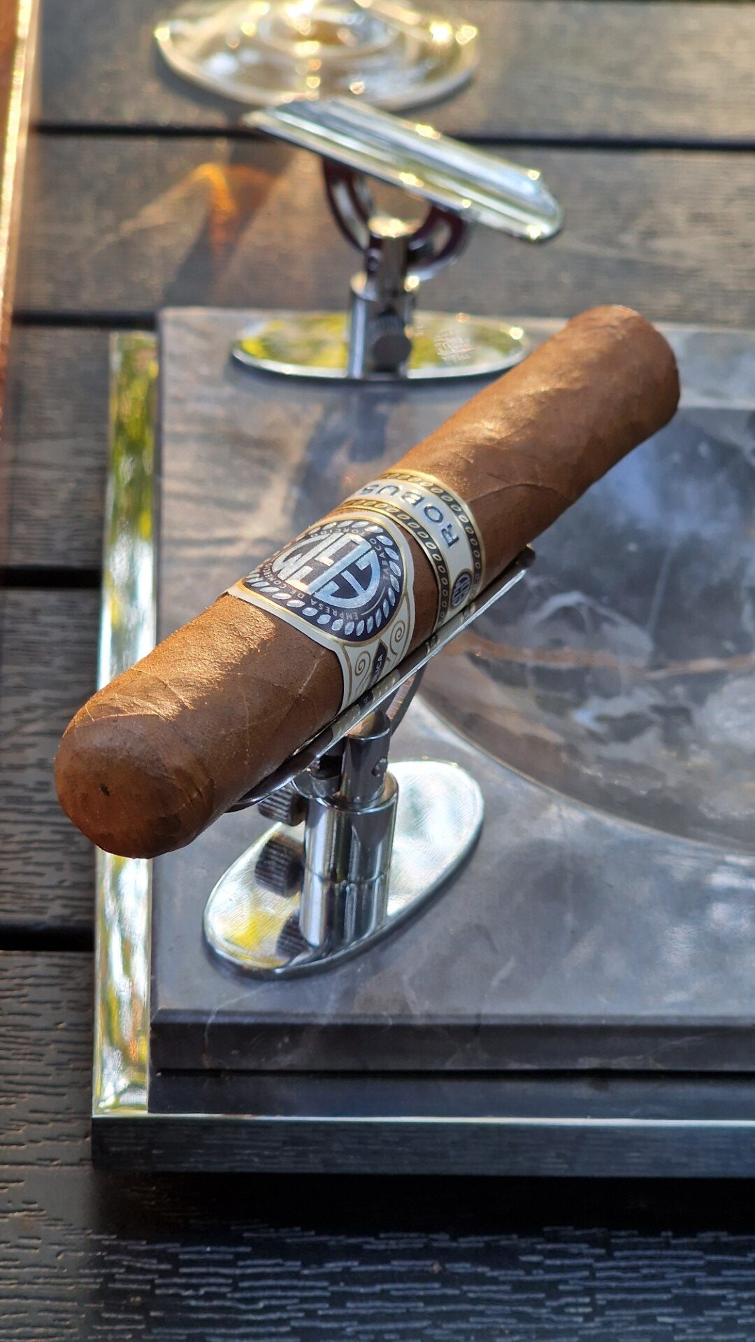 GRAY CLUB 4 X 4 WITH 4 CIGAR HOLDERS - Image 3
