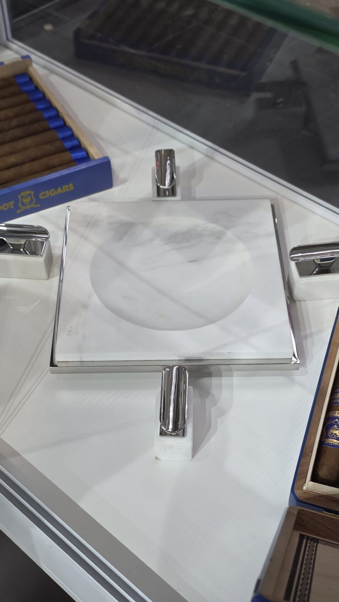 WHITE CLUB 4 X4 WITH 4 CIGAR HOLDERS - Image 3